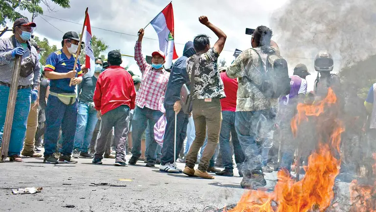 Un punto de bloqueo en Tarija de quienes acatan el paro multisectorial. APG