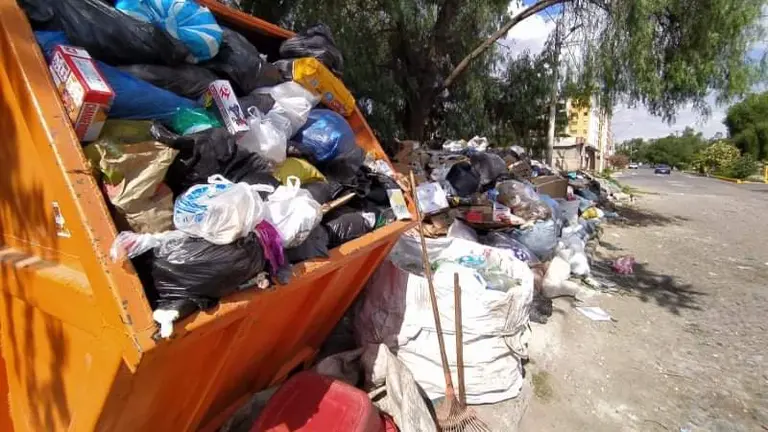 Un contenedor totalmente repleto, ante la acumulaci&oacute;n de basura en la ciudad. Dico Sol&iacute;s