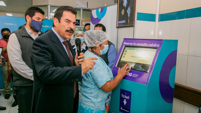 El alcalde Manfred Reyes Villa entrega el sistema de fichaje electr&oacute;nico en el hospital Cochabamba. GAMC