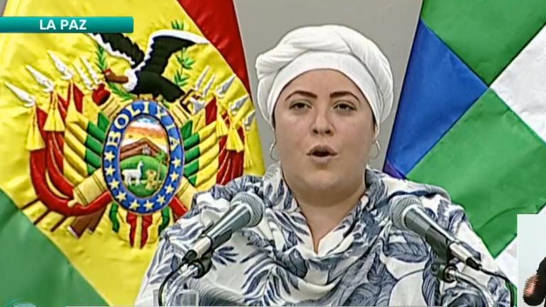 La ministra de la presidencia, Mar&iacute;a Nela Prada, en conferencia de prensa.