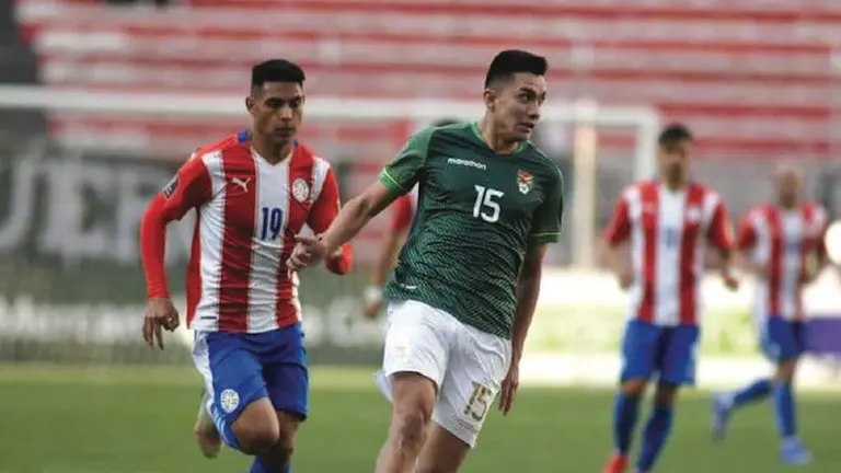 Franz Gonzales, en una acción de juego con la Selección frente a Paraguay. FBF