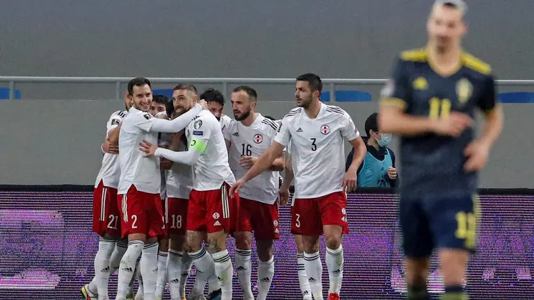 Jugadores de Georgia festejan uno de los goles del triunfo 2-0 sobre la Suecia de Zlatan Ibrahimovic por las eliminatorias europeas a Catar 2022. EFE