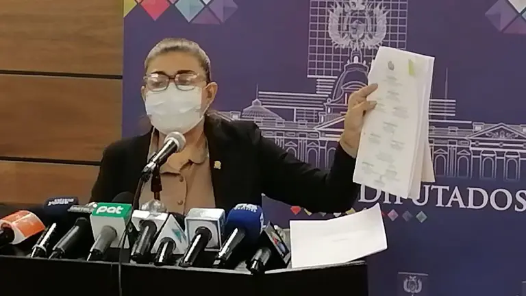 Diputada A&ntilde;ez present&oacute; su certificado forense.