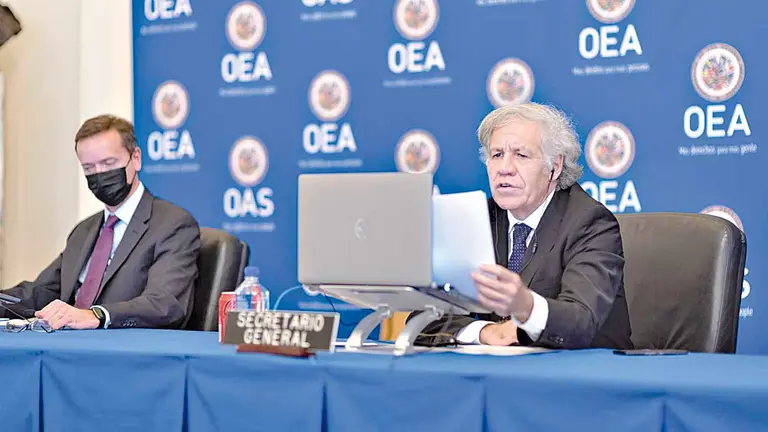 El secretario general de la entidad regional de la OEA, el uruguayo Luis Almagro (d). EFE