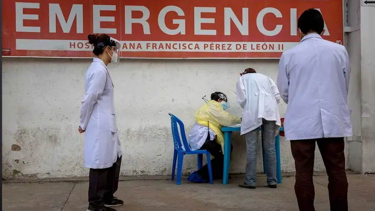 Personal médico en el Hospital Ana Francisca Pérez de León II, en Caracas (Venezuela), en una fotografía de archivo. EFE
