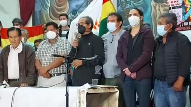Dirigentes gremiales y otros sectores, durante una conferencia de prensa.