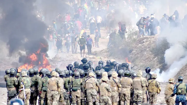 Fuerzas militares frente a los movilizados en el puente Huayllani, en medio de los enfrentamientos, en 2019. DICO SOLÍS