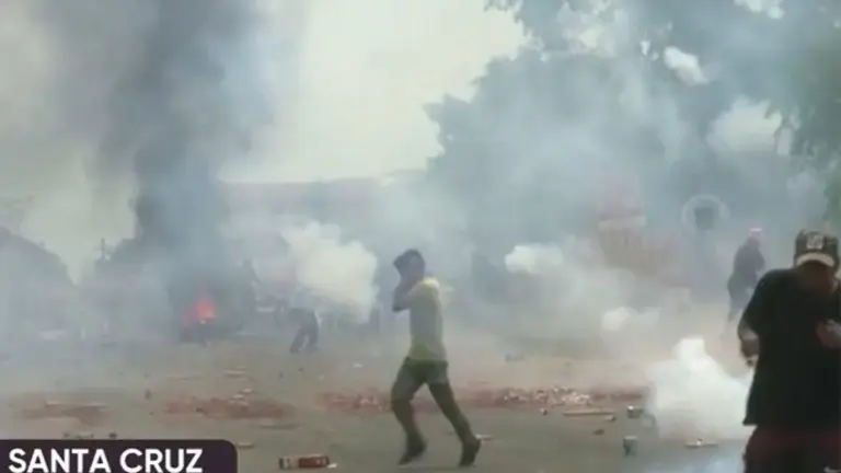 Enfrentamientos en el Plan 3000: evac&uacute;an a ni&ntilde;os y denuncian presencia de encapuchados. CAPTURA DE VIDEO