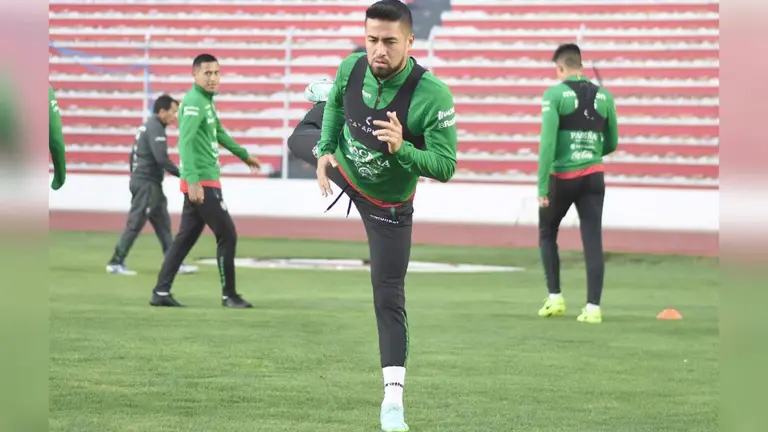 Rodrigo Ramallo (c), durante la sesi&oacute;n de pr&aacute;ctica en el estadio de La Paz. FBF