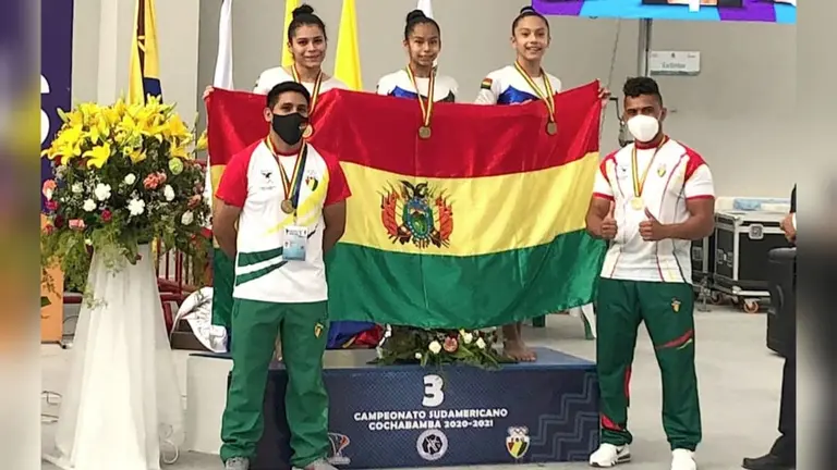 Las deportistas Salme Ortiz, Adriana Granado y Camila Fern&aacute;ndez, en el podio. FBG