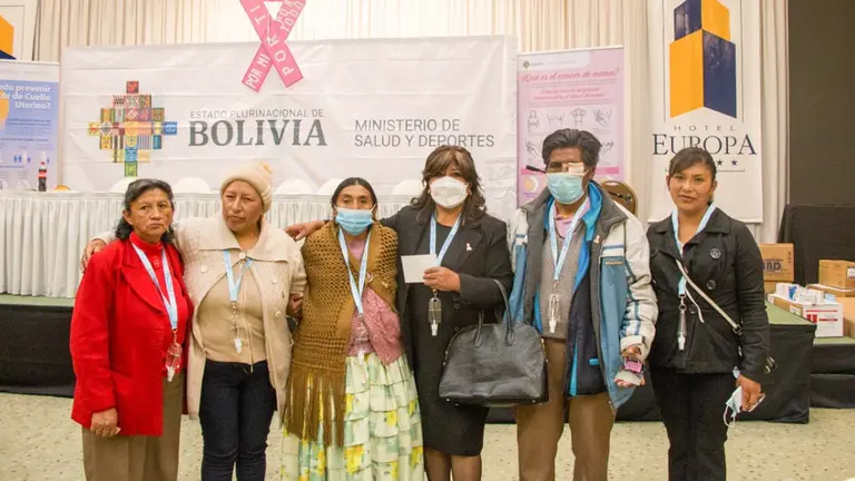 Pacientes que se reponen del cáncer de La Paz, en el acto de oficialización del beneficio. ASOCIACIÓN DE PERSONAS CON CÁNCER Y FAMILIARES BOLIVIA