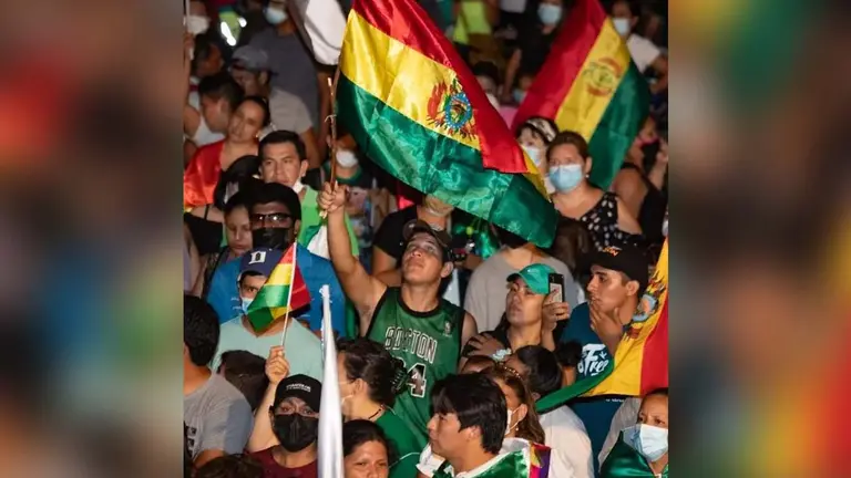 La concentración en Santa Cruz, convocada por el Comité pro Santa Cruz, anoche.