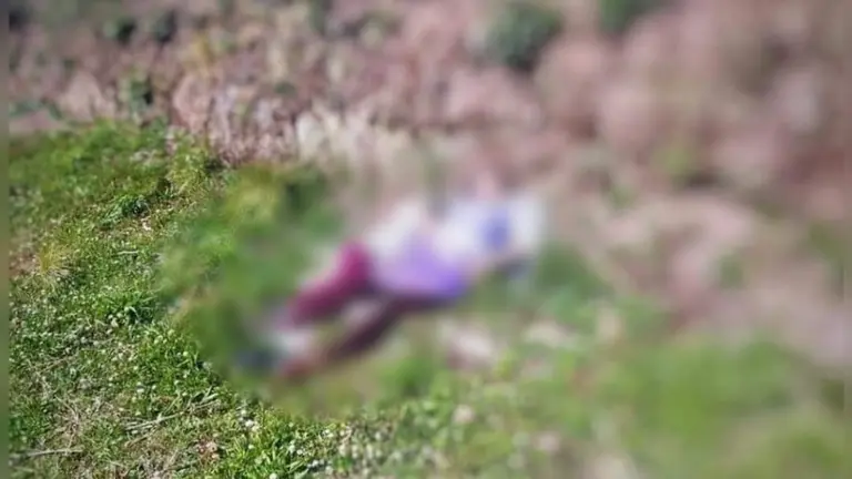 Cuerpos de madre e hija a orillas de la laguna Corani. RRSS.