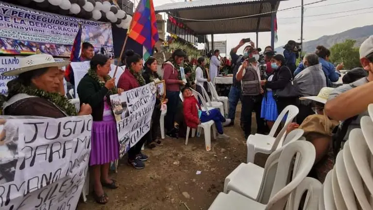 Familiares de las personas que murieron en 2019, en Huayllani, Sacaba. MARIELA COSS&Iacute;O