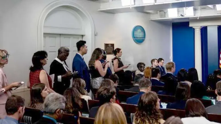 Imagen de archivo de miembros de los medios de comunicación en la sala de conferencias de prensa James S. Brady en la Casa Blanca en Washington. EFE