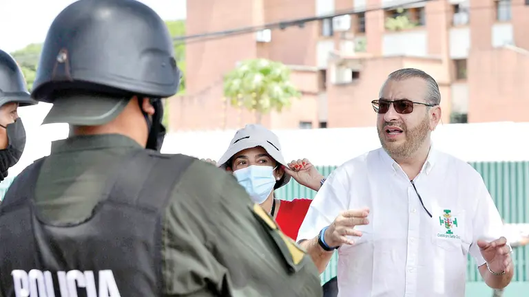 El presidente del Comité pro Santa Cruz, Rómulo Blanco, durante los bloqueos junto a la Policía. APG