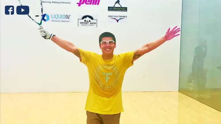 Mario Mercado celebra tras su consagración en el Arizona Open de ráquetbol en Estados Unidos. IRT