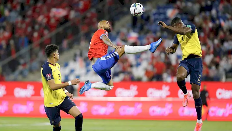 Arturo Vidal (c) de Chile disputa el balón con Félix Torres de Ecuador, en un partido de las eliminatorias sudamericanas para el Mundial de Catar 2022 entre Chile y Ecuador. EFE