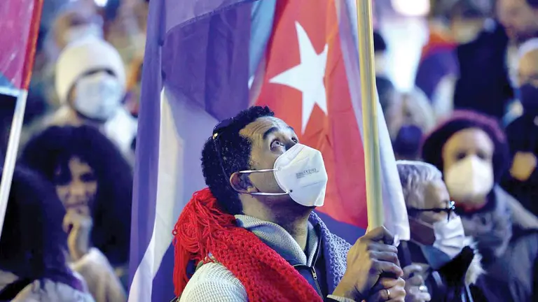 Un manifestante levanta una bandera en apoyo a las manifestaciones de Cuba, en Madrid. EFE