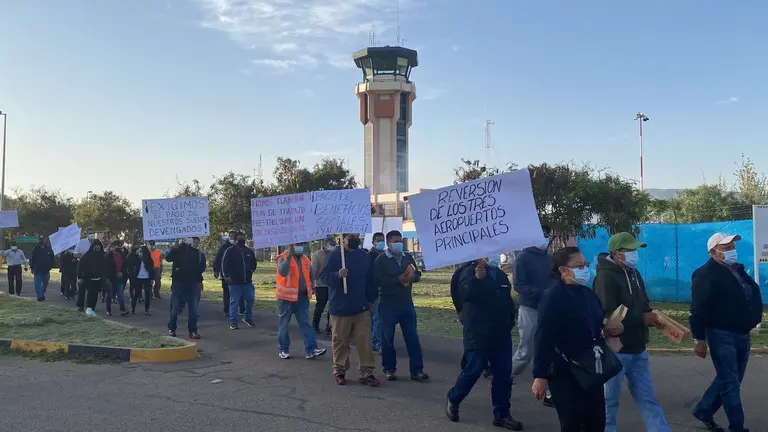 Mitin de protesta de los trabajadores de Aasana en Cochabamba. CORTES&Iacute;A.