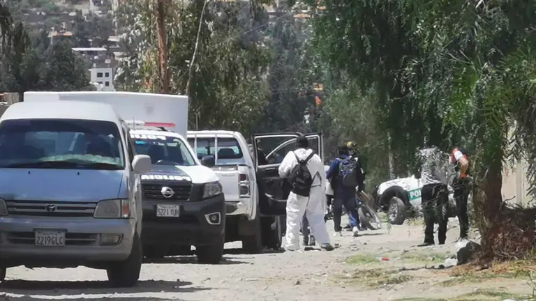 Investigadores procesan la escena del crimen en Chullpa Mogo, Sacaba. MARIELA COSSÍO