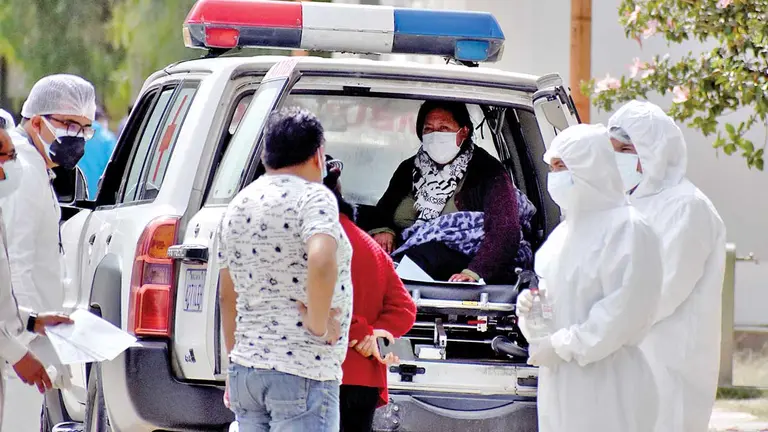 Un paciente con COVID al interior de una ambulancia de la Caja Nacional de Salud. DICO SOLÍS