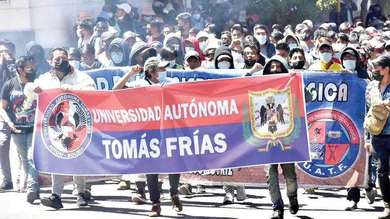La marcha de universitarios en Potosí, ayer. APG