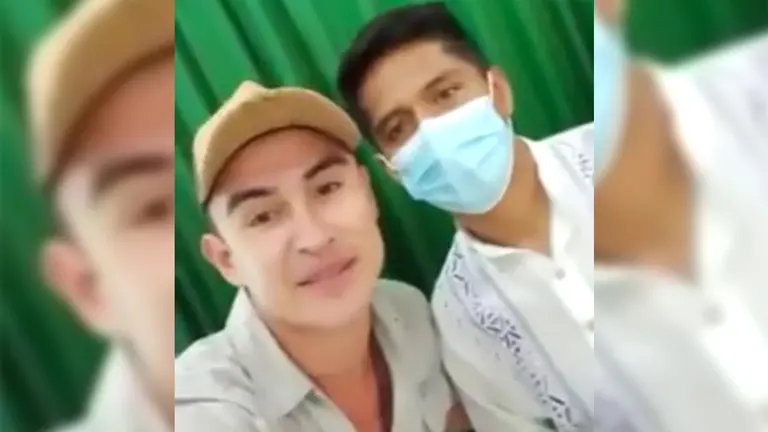 Un ciudadano del Beni le pide una selfie a Andr&oacute;nico Rodr&iacute;guez, presidente de la C&aacute;mara de Senadores. Foto: RRSS