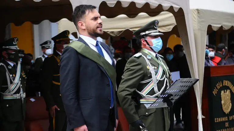 El flamante Comandante Departamental de la Policía de Cochabamba, Rubén Darío Lobatón (d), junto al ministro de Gobierno, Eduardo del Castillo (i), durante el acto de posesión. NOÉ PORTUGAL