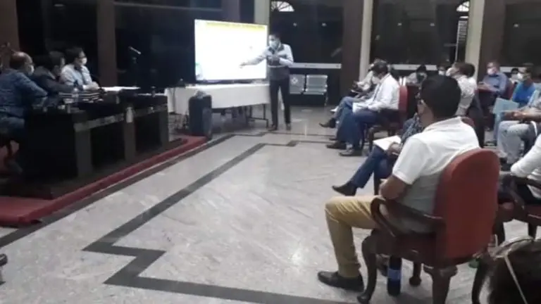 Los sectores, reunidos en la cita del COEM, en el hall de la Alcald&iacute;a. Captura de video