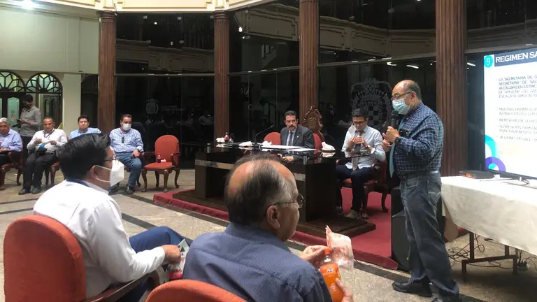 El secretario de Salud de la Alcald&iacute;a, Anibal Cruz, durante la reuni&oacute;n del COEM.  (OPINI&Oacute;N)