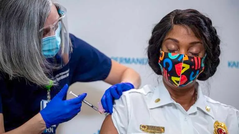 Fotografía de archivo en la que se observa a una enfermera administrando la vacuna Pfizer-BioNTech en Washington, EEUU. EFE
