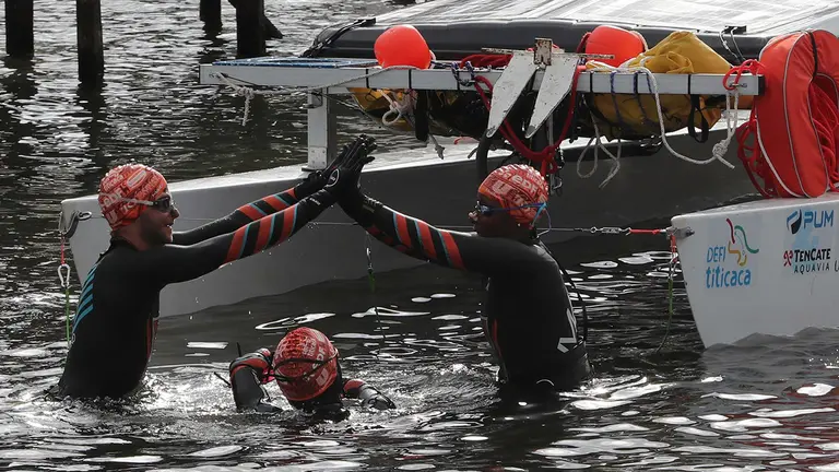 Los 3 franceses que cruzan a nado el Titicaca enfilan &uacute;ltimos 15 kil&oacute;metros. EFE