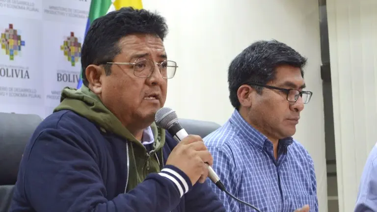 Los ministros Remmy Gonzales y N&eacute;stor Huanca en conferencia de prensa./ MDRyT