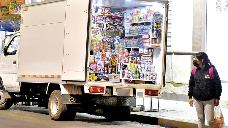 Una tienda de productos comestibles montada en la parte trasera de un camioneta.         Dico Solís