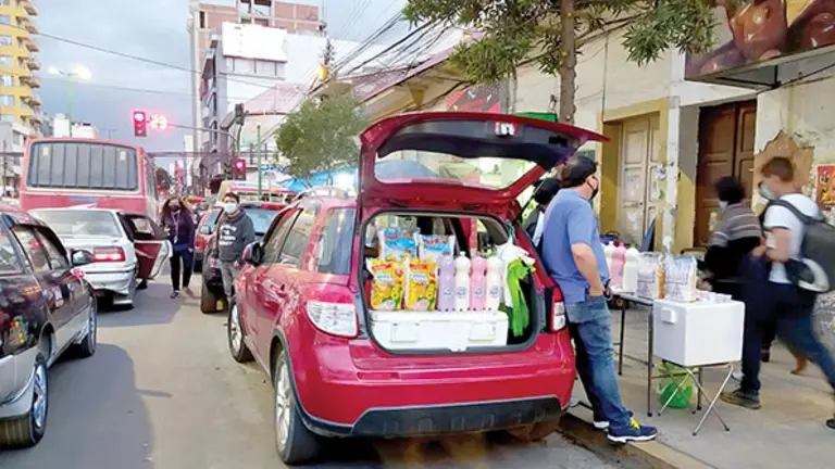 Un hombre parqueó cerca del Correo para vender lácteos y cereales en la parte trasera de su movilidad. DICO SOL&Iacute;S