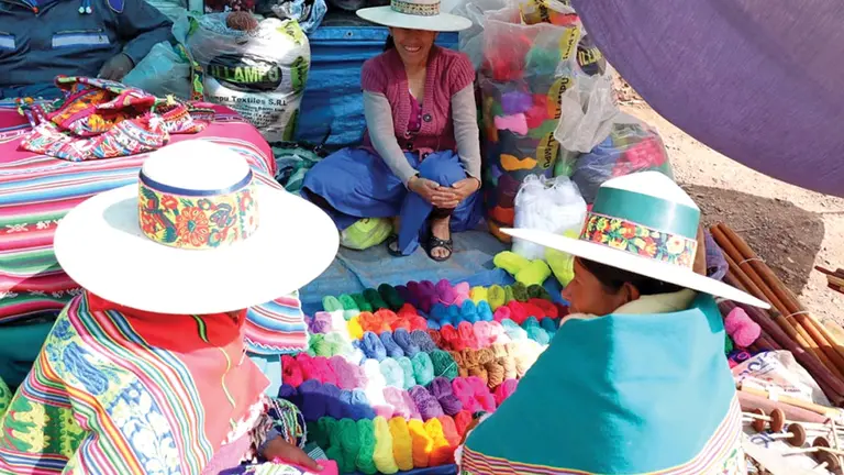 Comunarias participan de la feria del trueque en Pongo K'asa.             LUIS MAMANI