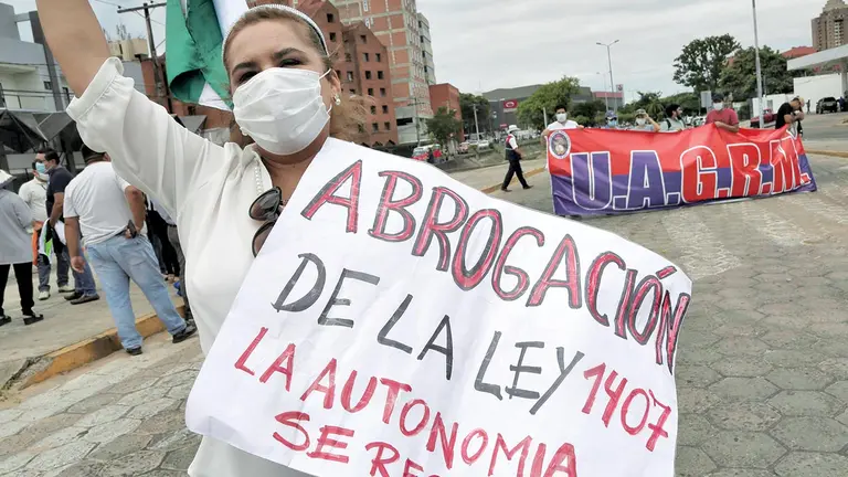 Una mujer en Santa Cruz protesta contra la ley 1407.           APG