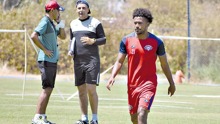 El aviador Ramiro Ballivián, en las prácticas del complejo deportivo de la laguna Alalay.            NOÉ PORTUGAL