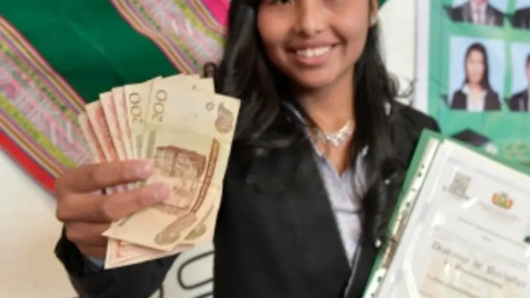 Fotograf&iacute;a de una bachiller que recibi&oacute; el bono Incentivo del Bachiller Destacado./ MINISTERIO DE COMUNICACI&Oacute;N