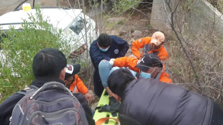 Voluntarios rescatan de quebrada a dos personas que se accidentaron cerca de Aiquile