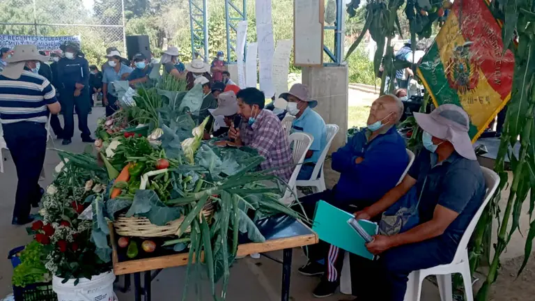 Regantes exponen primeros alimentos producidos con agua de Misicuni