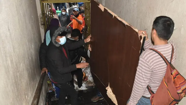Conflicto en la UMSA: Un grupo tom&oacute; las instalaciones y hay al menos dos detenidos. APG