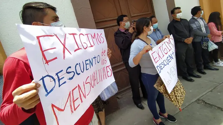 Protesta de padres de familia en la DDE. DICO SOLIZ.