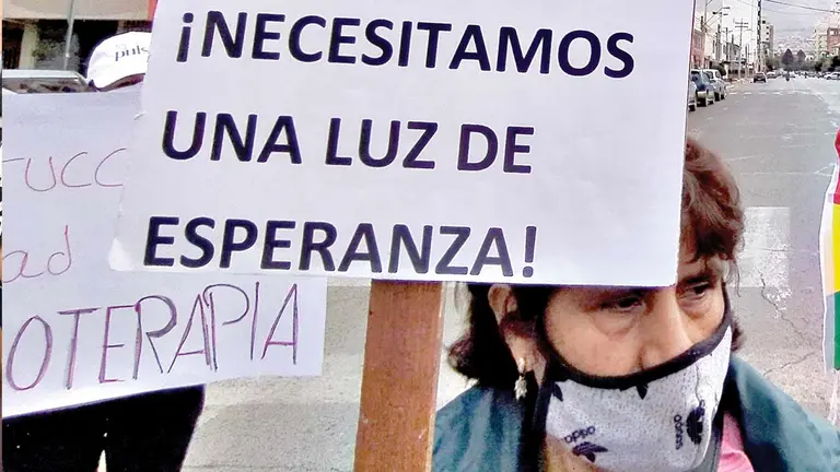 Una mujer en una protesta de enfermos con cáncer. DICO SOLÍS