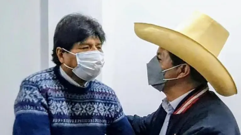 Foto de archivo muestra a Evo Morales  y a Pedro Castillo, durante u encuentro el Per&uacute;.