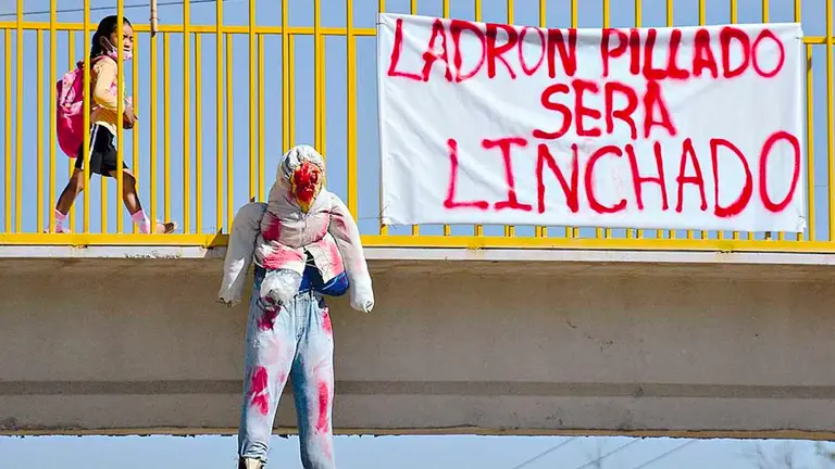 Un mensaje en una pasarela advierte a los delincuentes que pueden ser linchados, en Cochabamba. DICO SOLÍS