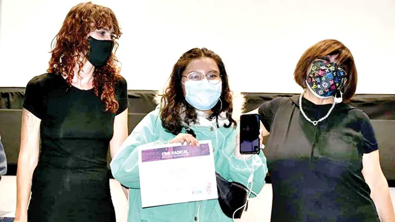 Una de las ganadoras de la sección Devastación del Radical durante la premiación, el pasado sábado.  IMAGEN DOCS