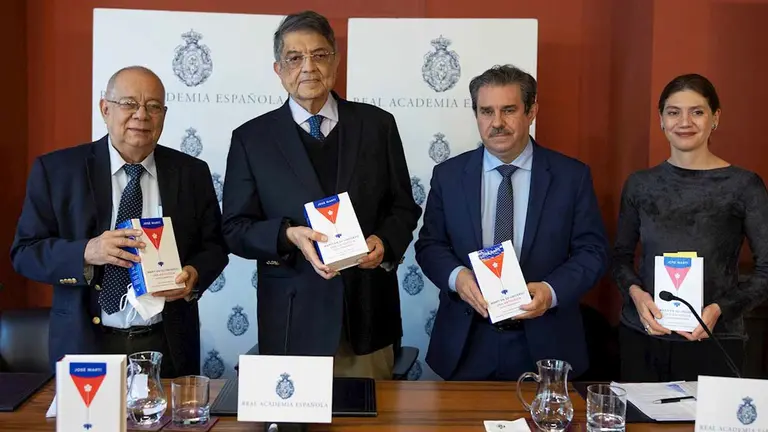 El director de la Real Academia de la lengua de Cuba, Rogelio Rodriguez (i); el escritor Sergio Ramirez (2i), y Pilar Reyes, directora de Alfaguara, durante la presentacion de %22Martí en su universo%22. EFE