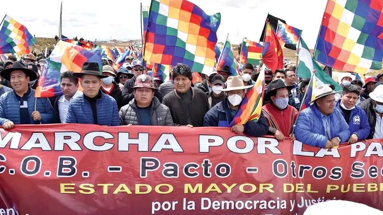 Autoridades y dirigentes lideran la marcha desde Caracollo, ayer. APG